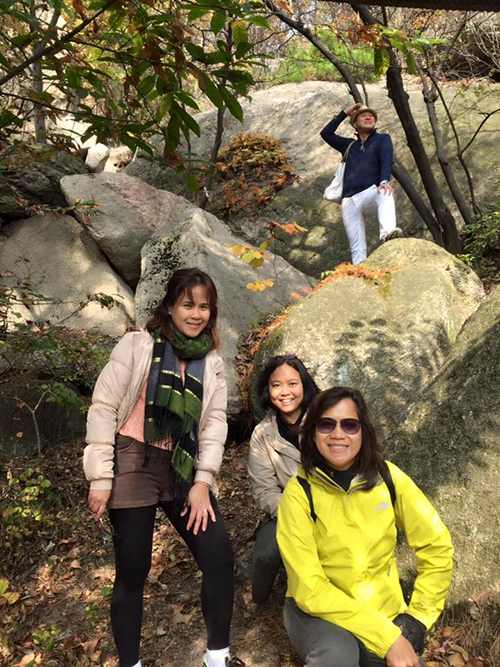 Korea.net Honorary Reporter Alfonso Delgado and his friends pose for a photo while enjoying nature on their hike up Inwangsan Mountain.